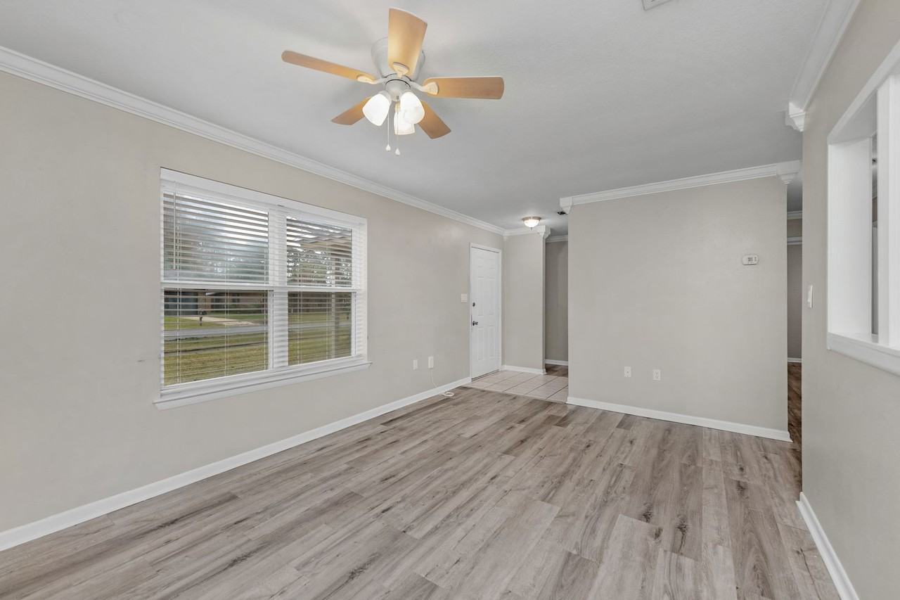 823 Meadow Ln - Photo 4 of 23