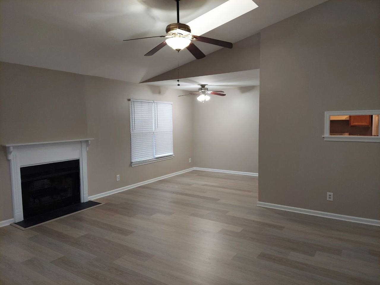 1420 Deerpond Ln - Photo 4 of 12