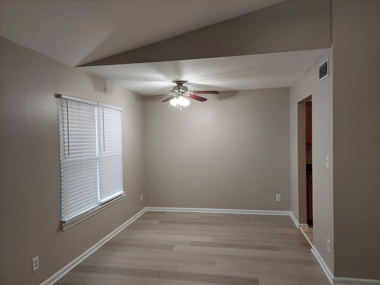 1420 Deerpond Ln - Photo 5 of 12