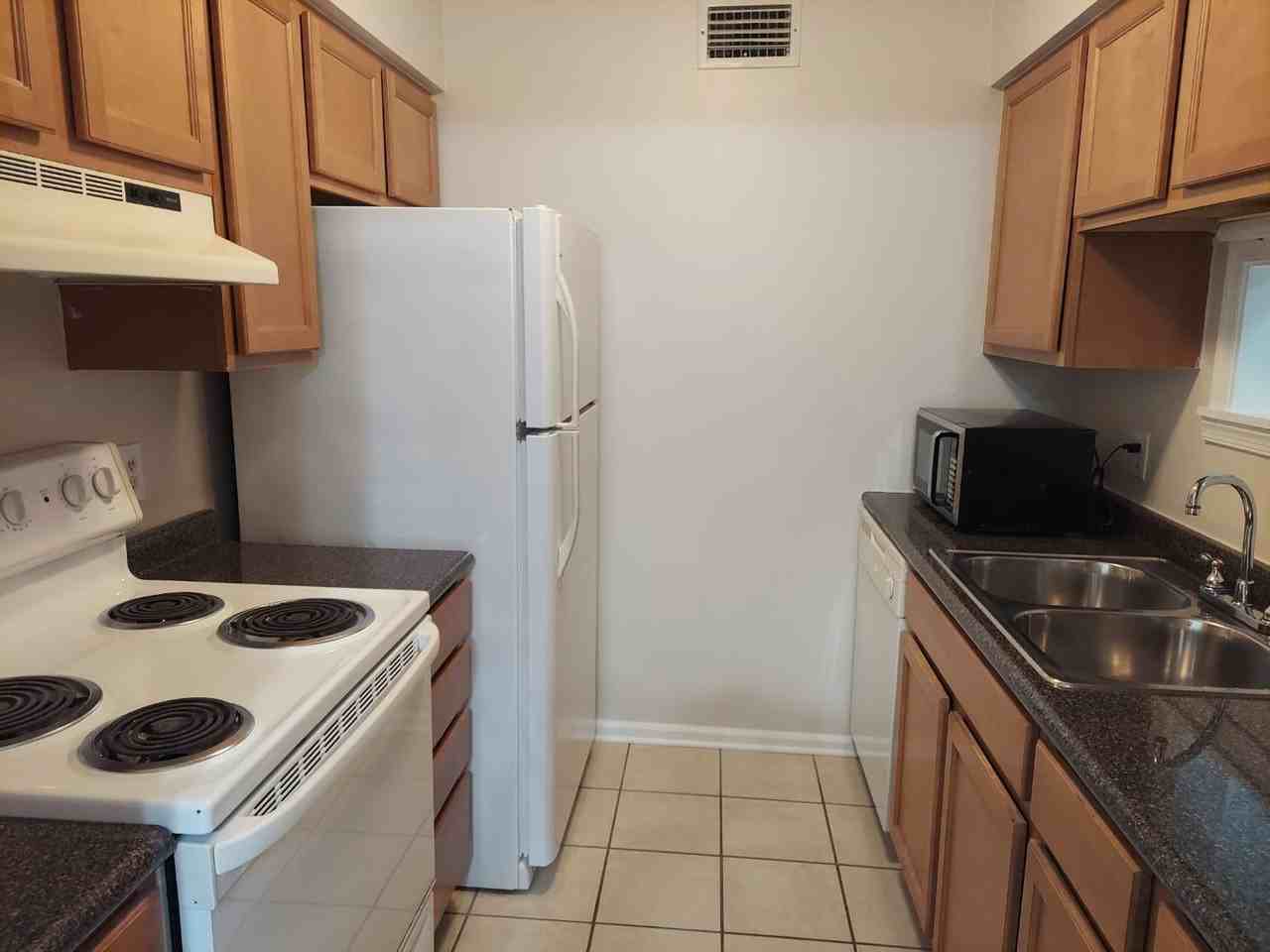 1420 Deerpond Ln - Photo 6 of 12