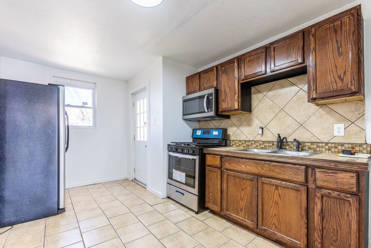 1406 Rockland Ave - Photo 3 of 28