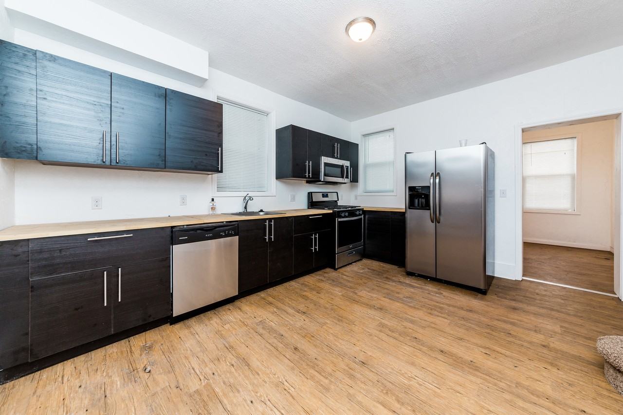 2304 Bensonia Ave - Photo 5 of 26