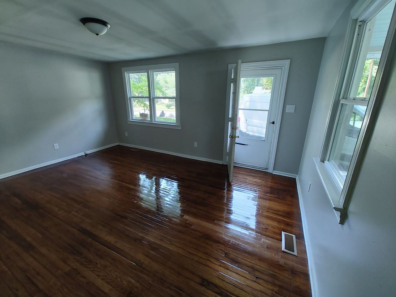 2203 Ivy Rd - Photo 3 of 9