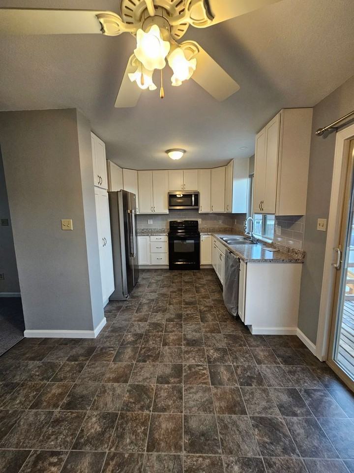 515 Montclair Dr - Photo 3 of 23