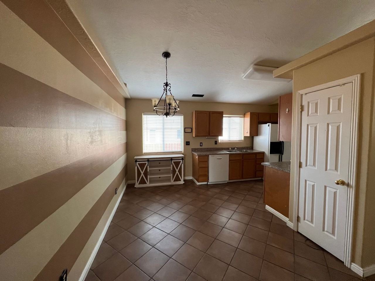 1505 N Cedar Blvd - Photo 5 of 17