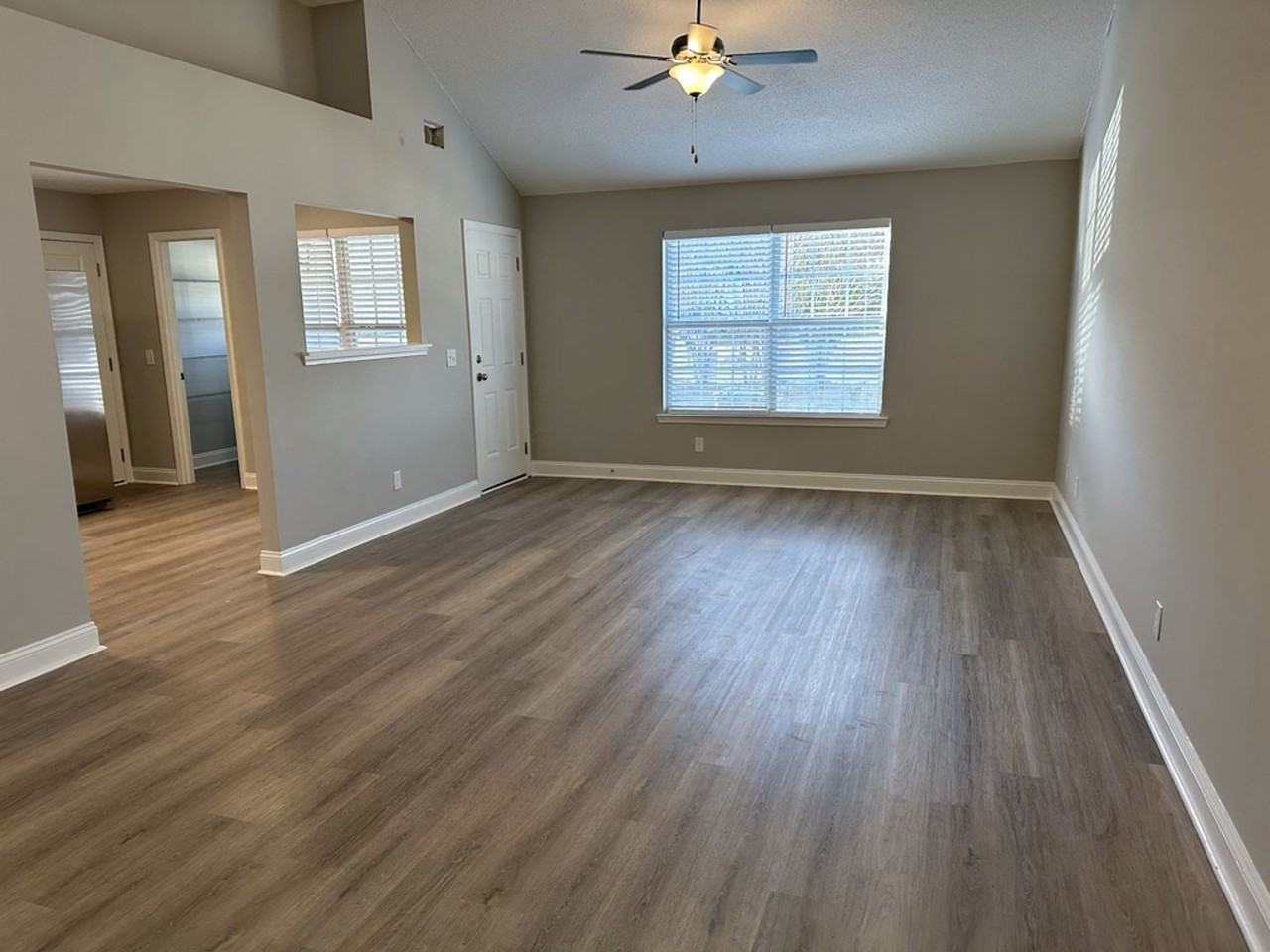 1050 Rushing St - Photo 5 of 26