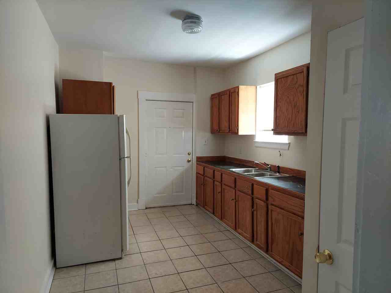 830 W 37th St - Photo 2 of 11