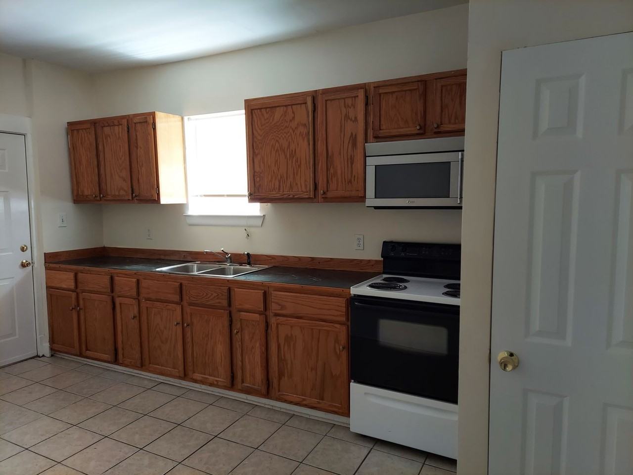 830 W 37th St - Photo 3 of 11