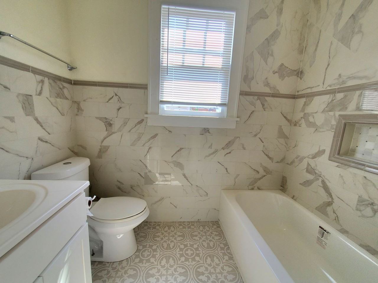 611 18th St - Photo 4 of 17