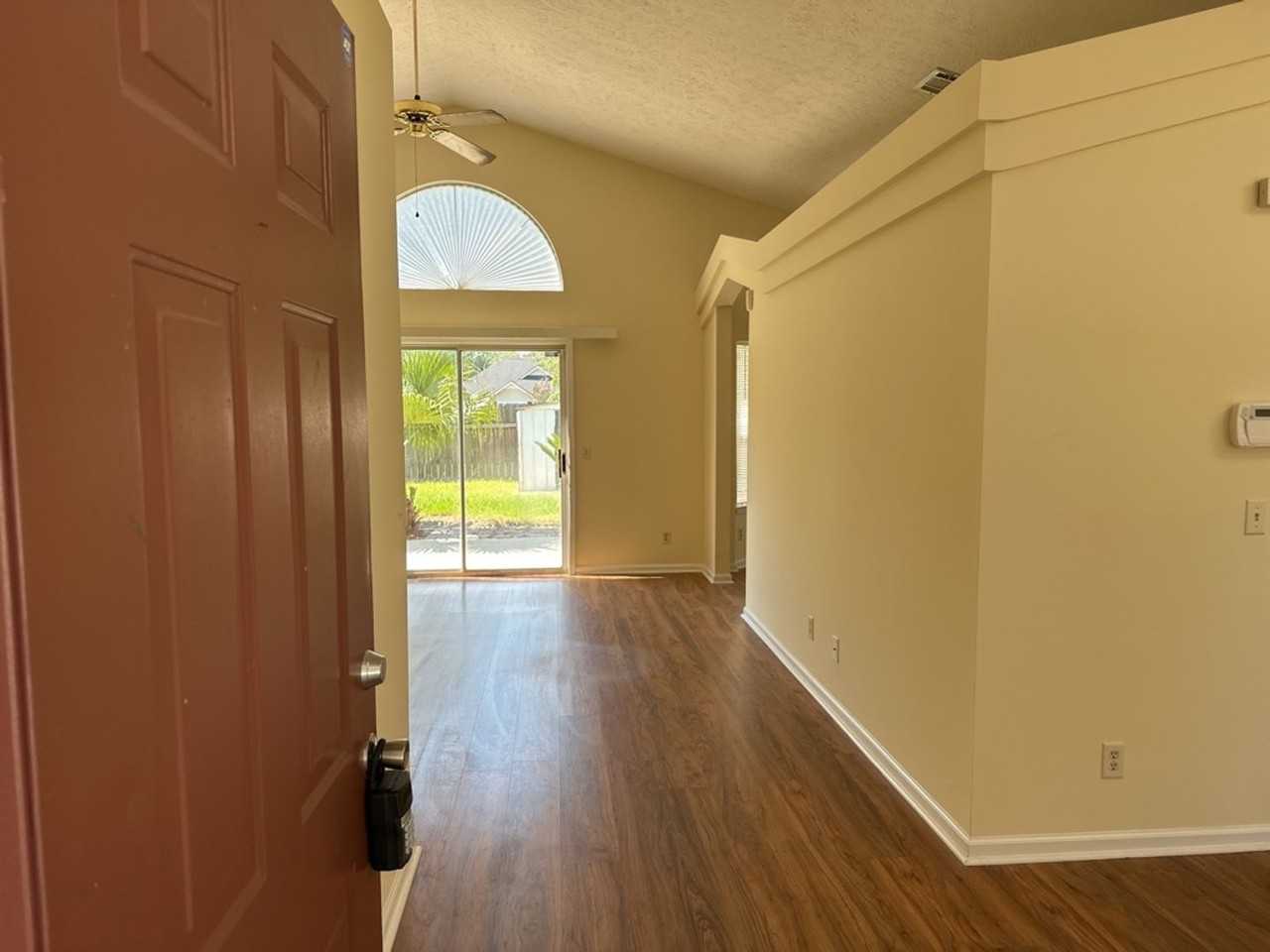 446 Falcon Dr - Photo 4 of 33