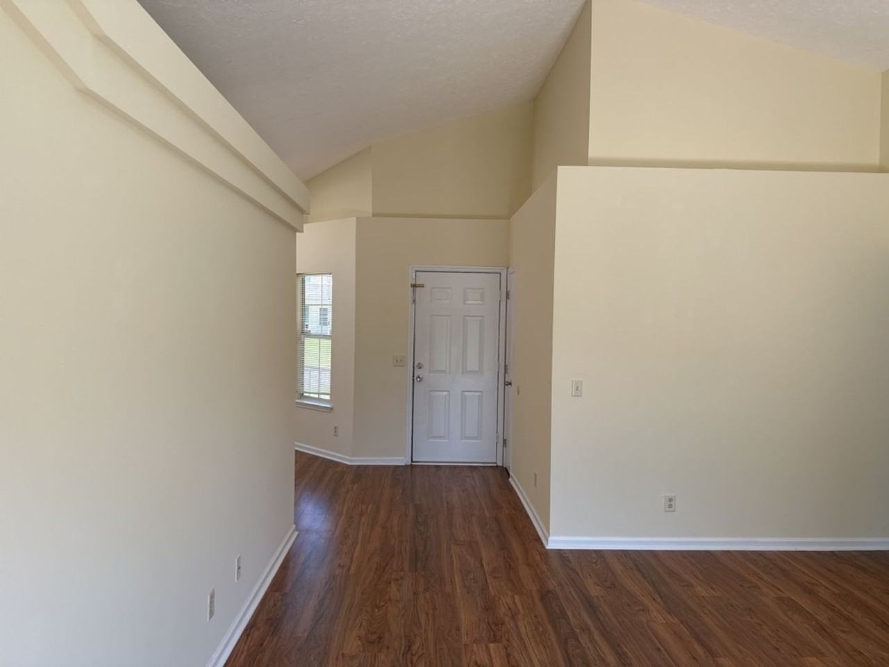 446 Falcon Dr - Photo 5 of 33