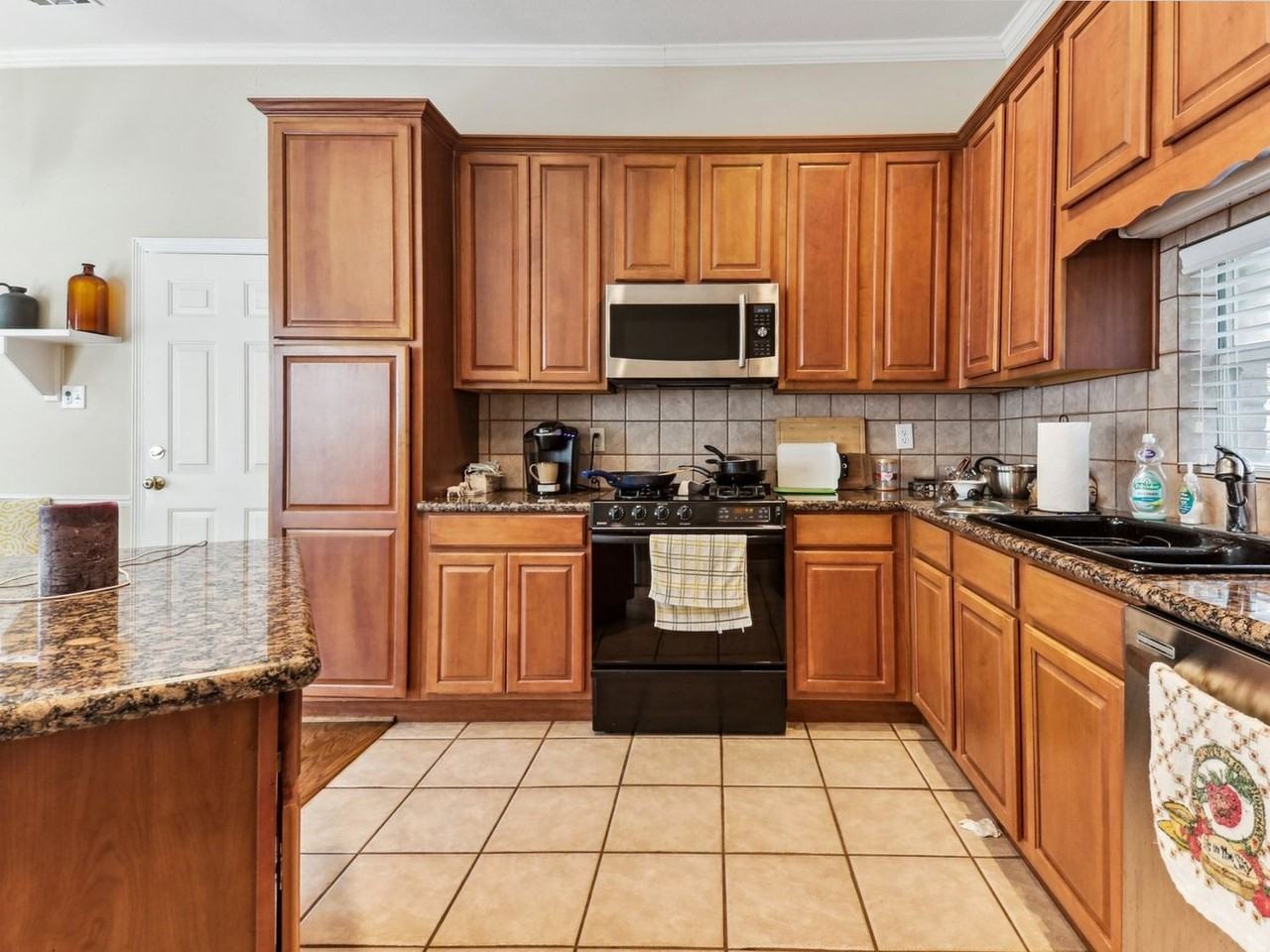 5856 Oram St - Photo 2 of 25