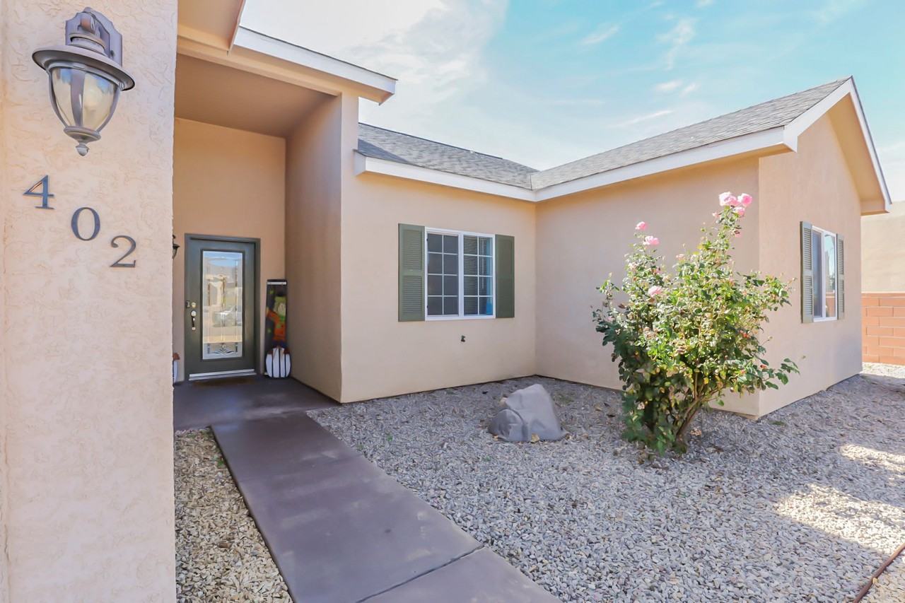 402 Wildwood Dr - Photo 2 of 37