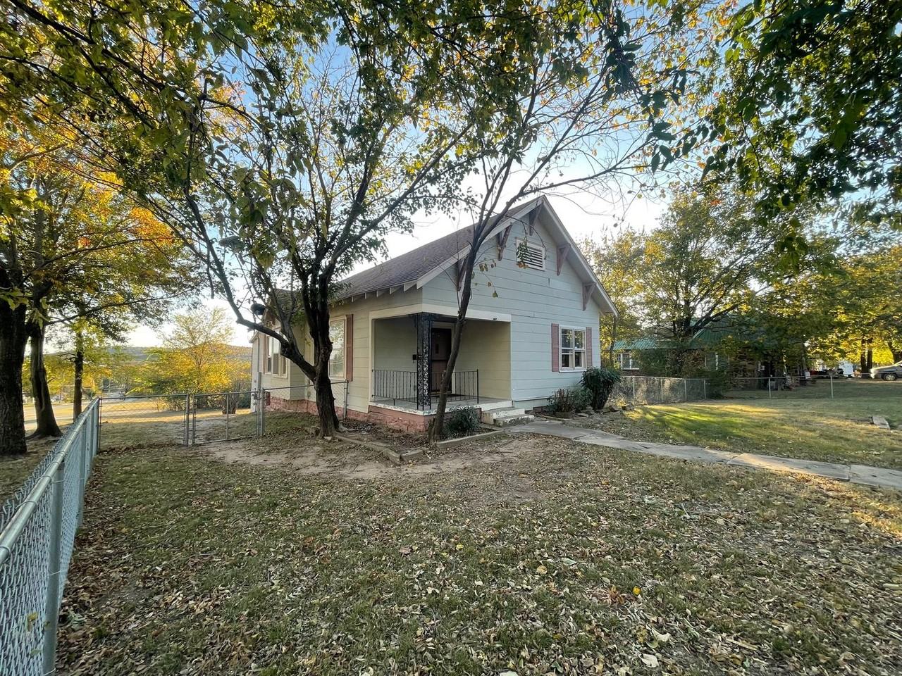 202 W Ottawa Ave - Photo 2 of 16
