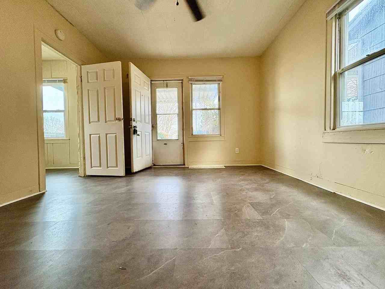 2207 Kendall St - Photo 2 of 10