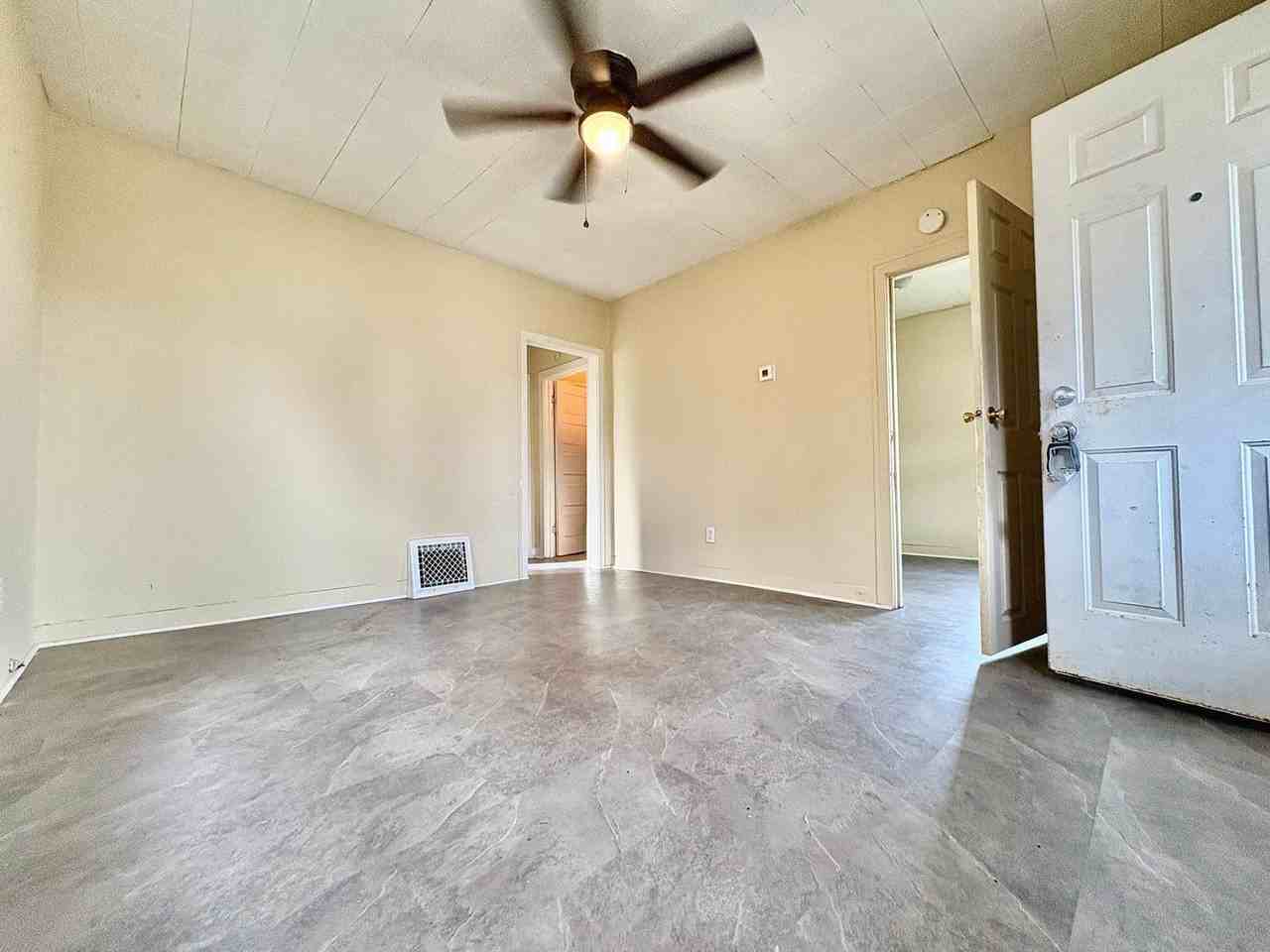 2207 Kendall St - Photo 3 of 10