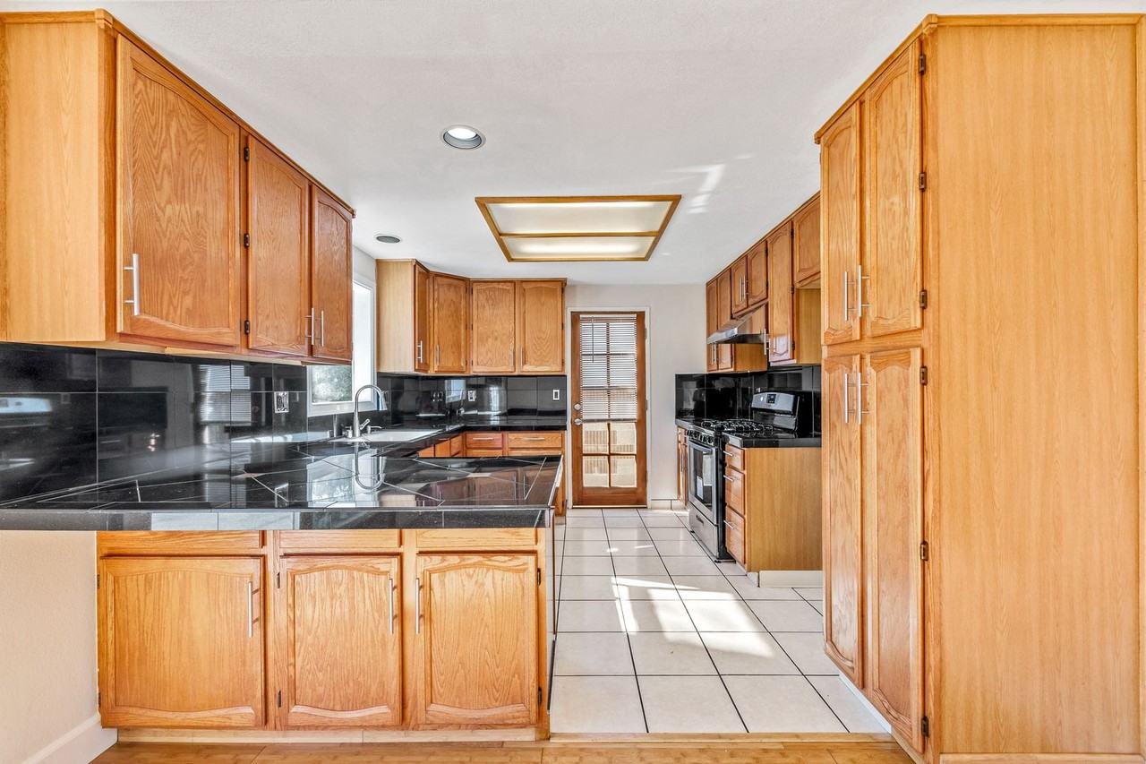 5042 Bluejay Cir - Photo 6 of 28