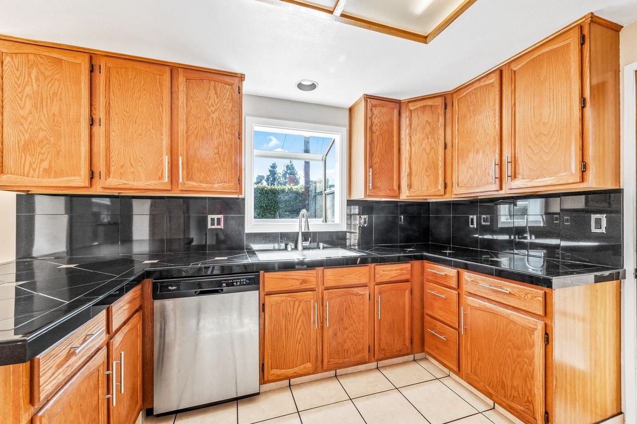 5042 Bluejay Cir - Photo 7 of 28