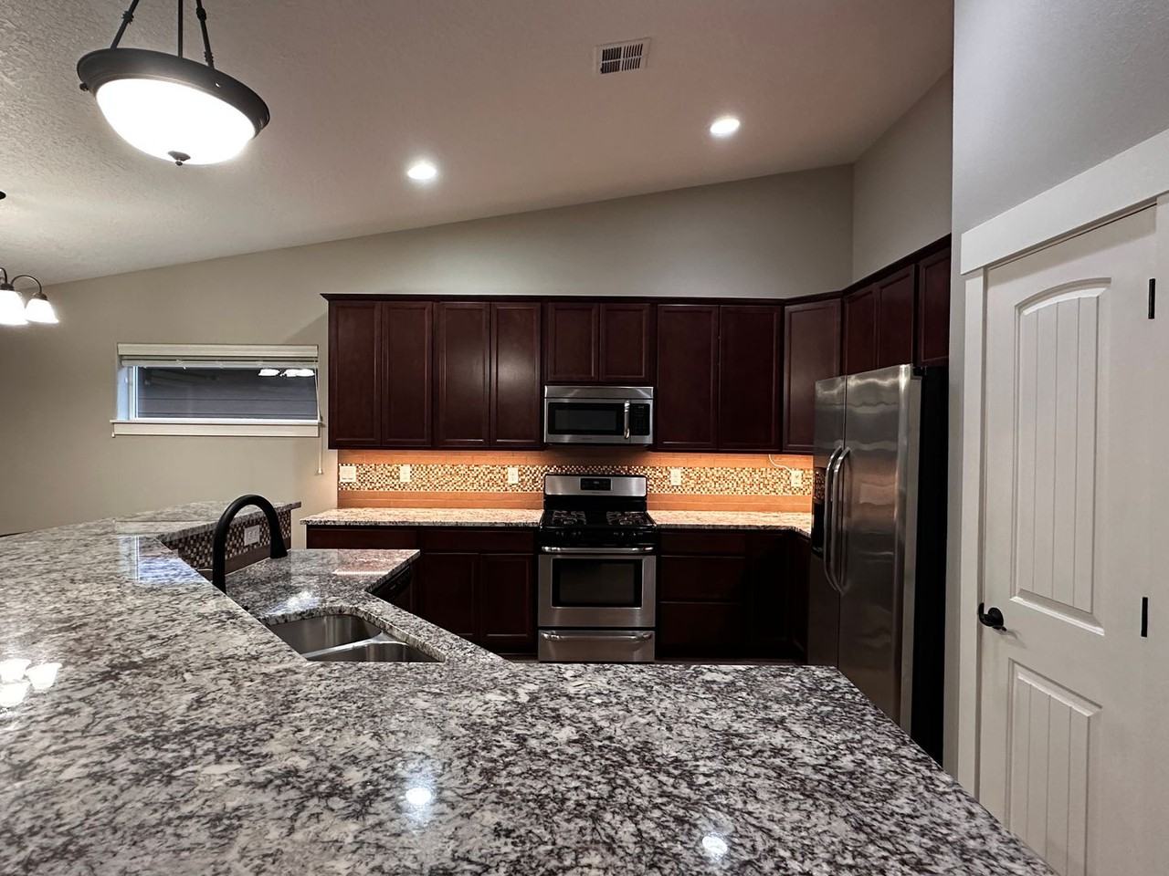 2025 Se Thomas Ct - Photo 3 of 16