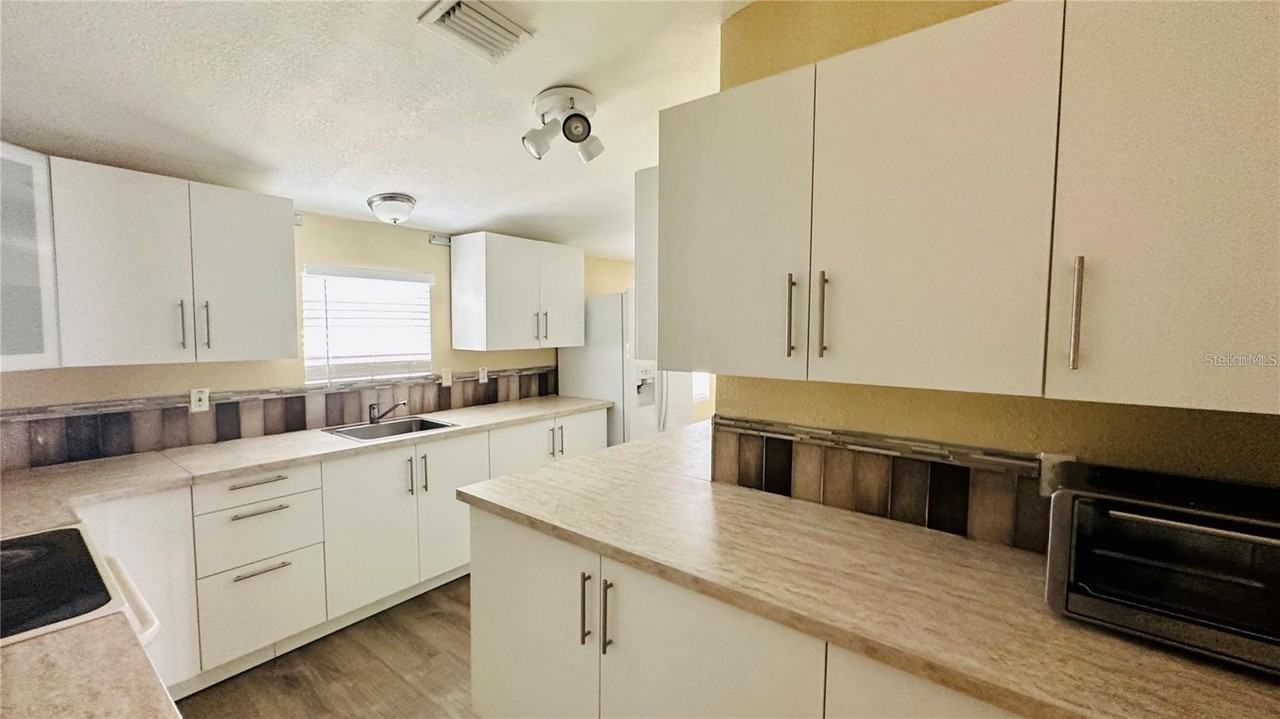 290 Sunset Blvd - Photo 3 of 20