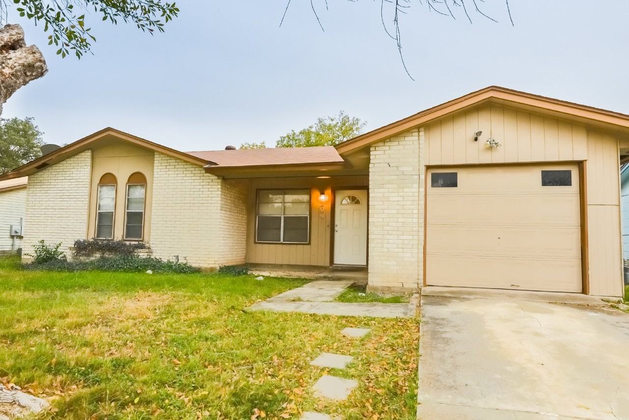 209 Royal Dr - Photo 2 of 14