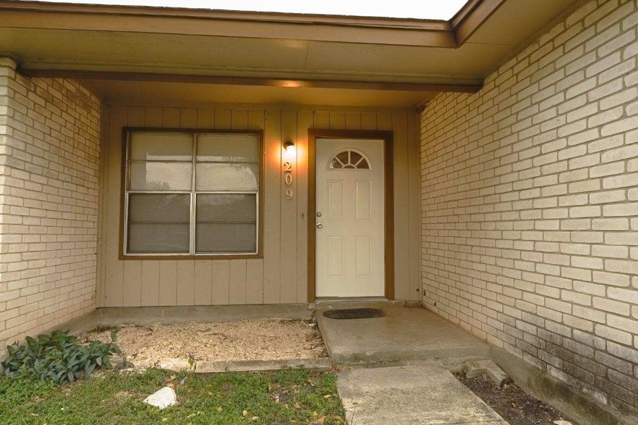 209 Royal Dr - Photo 3 of 14