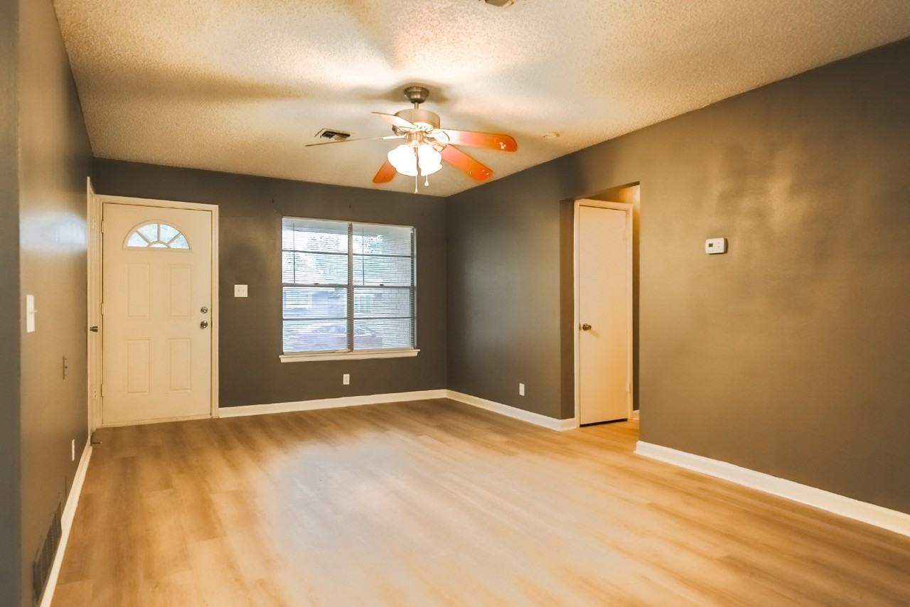 209 Royal Dr - Photo 5 of 14