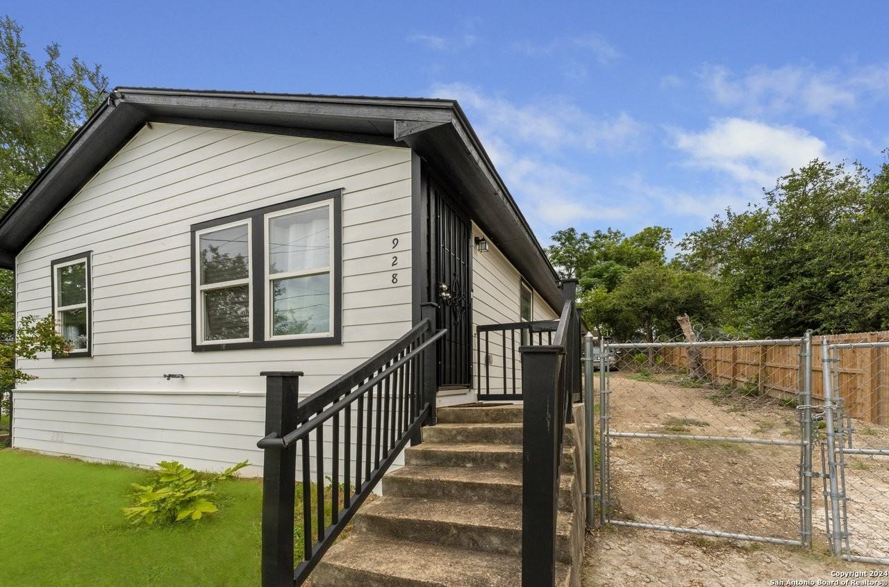 928 Hedges St - Photo 4 of 24