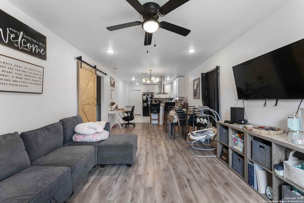 928 Hedges St - Photo 5 of 24