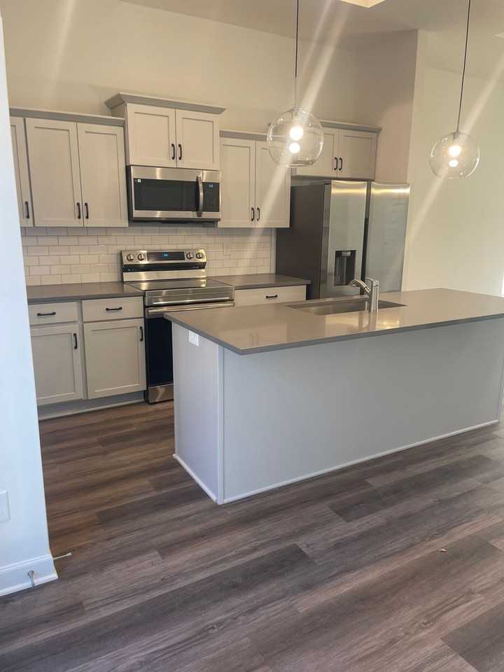 16161 Fontana St - Photo 4 of 17