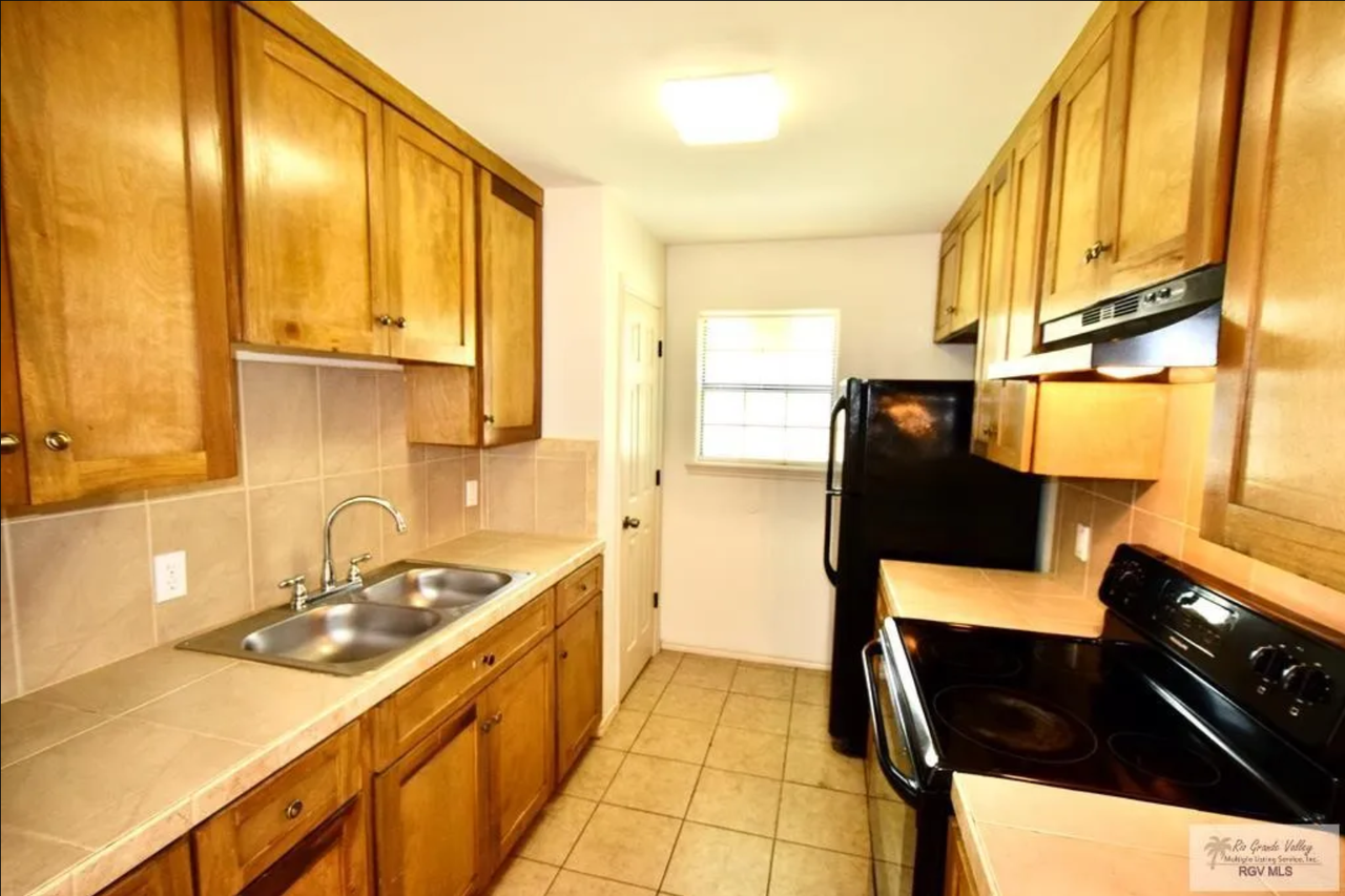 415 W 5th St #A - Photo 2 of 8