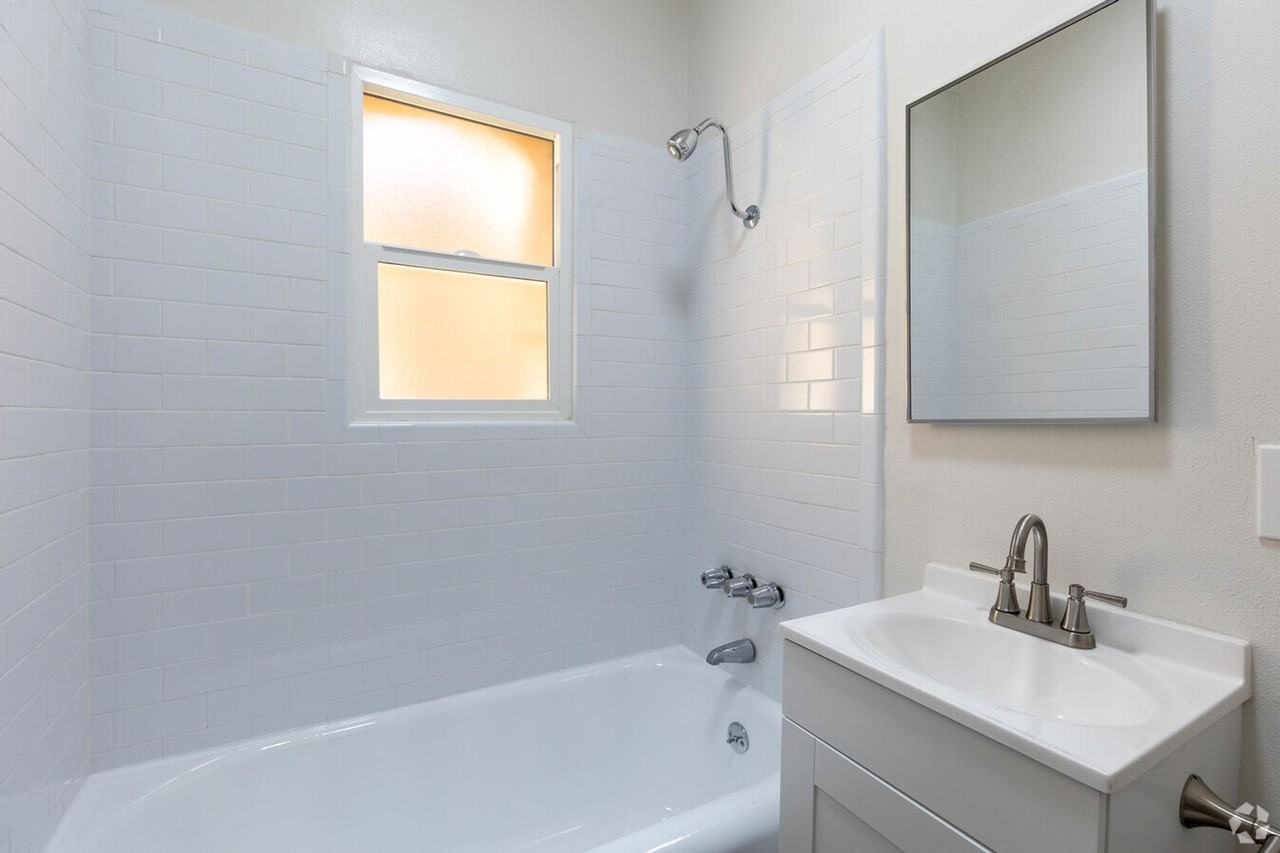 Studios available in East Hollywood, Los Angeles - Photo 2 of 5