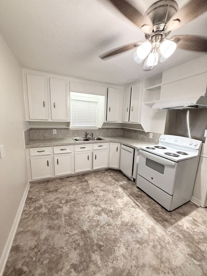 832 S Anderson St - Photo 7 of 19