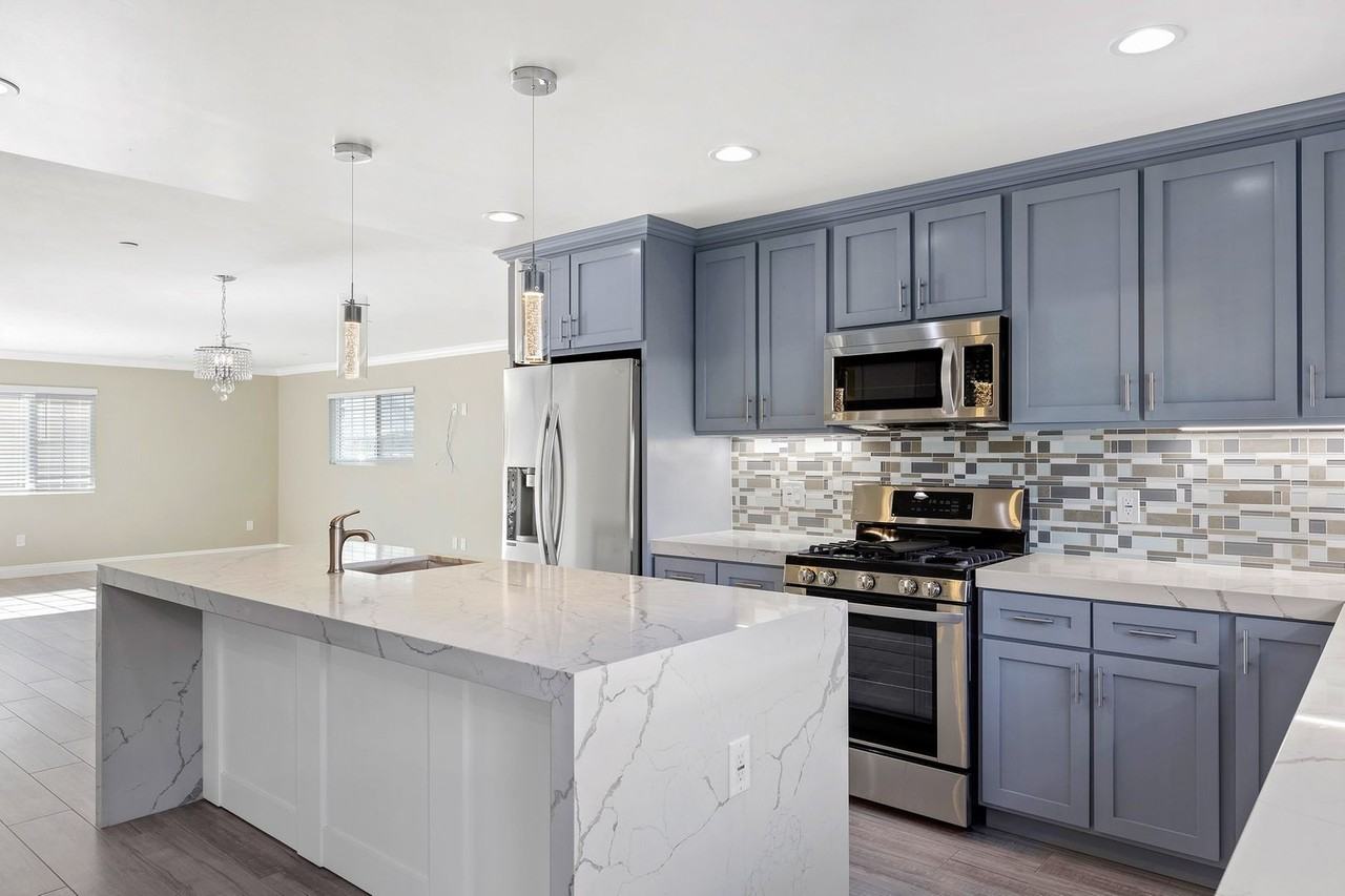 2216 N Frederic St - Photo 5 of 26