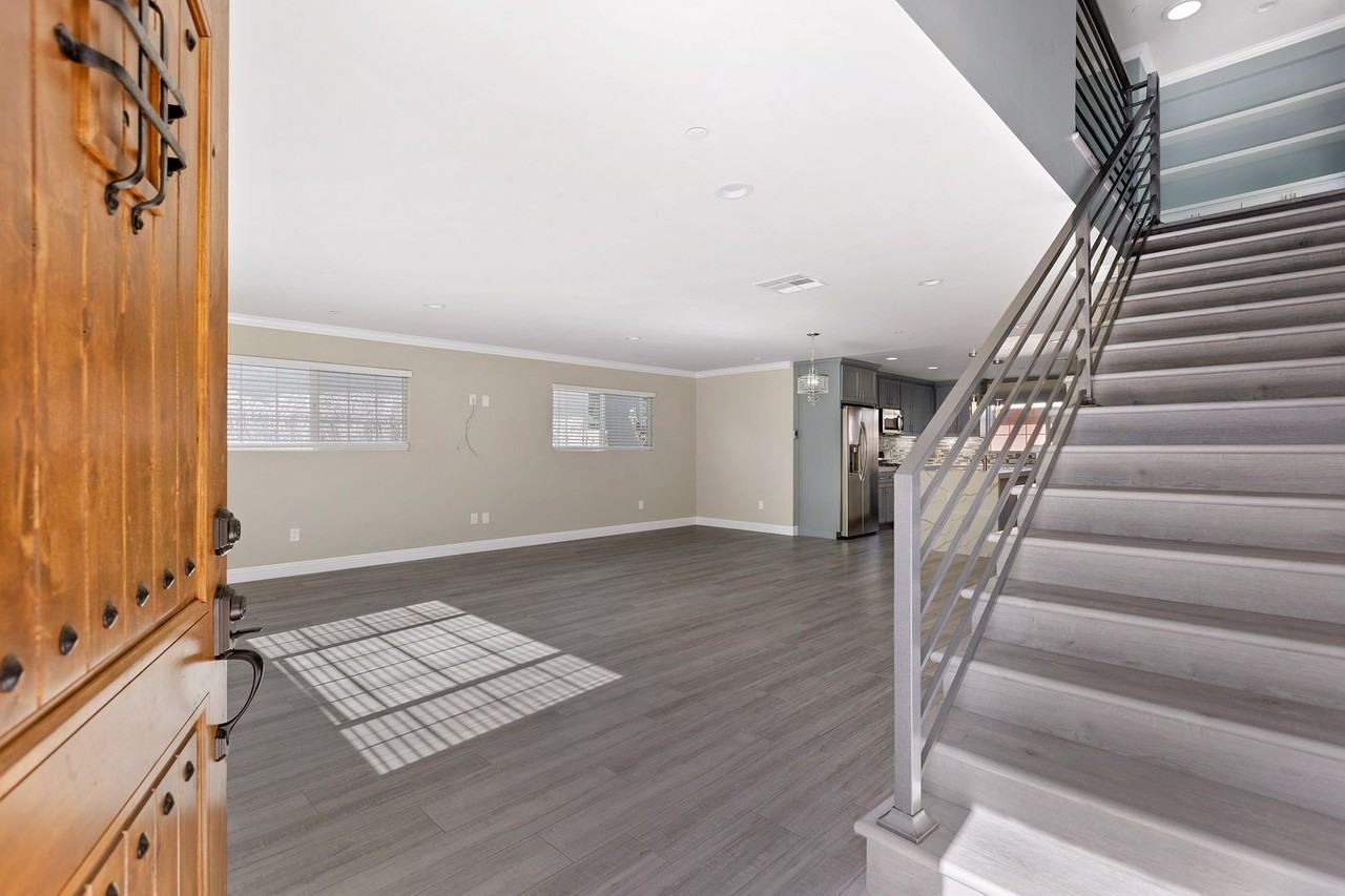 2216 N Frederic St - Photo 3 of 26