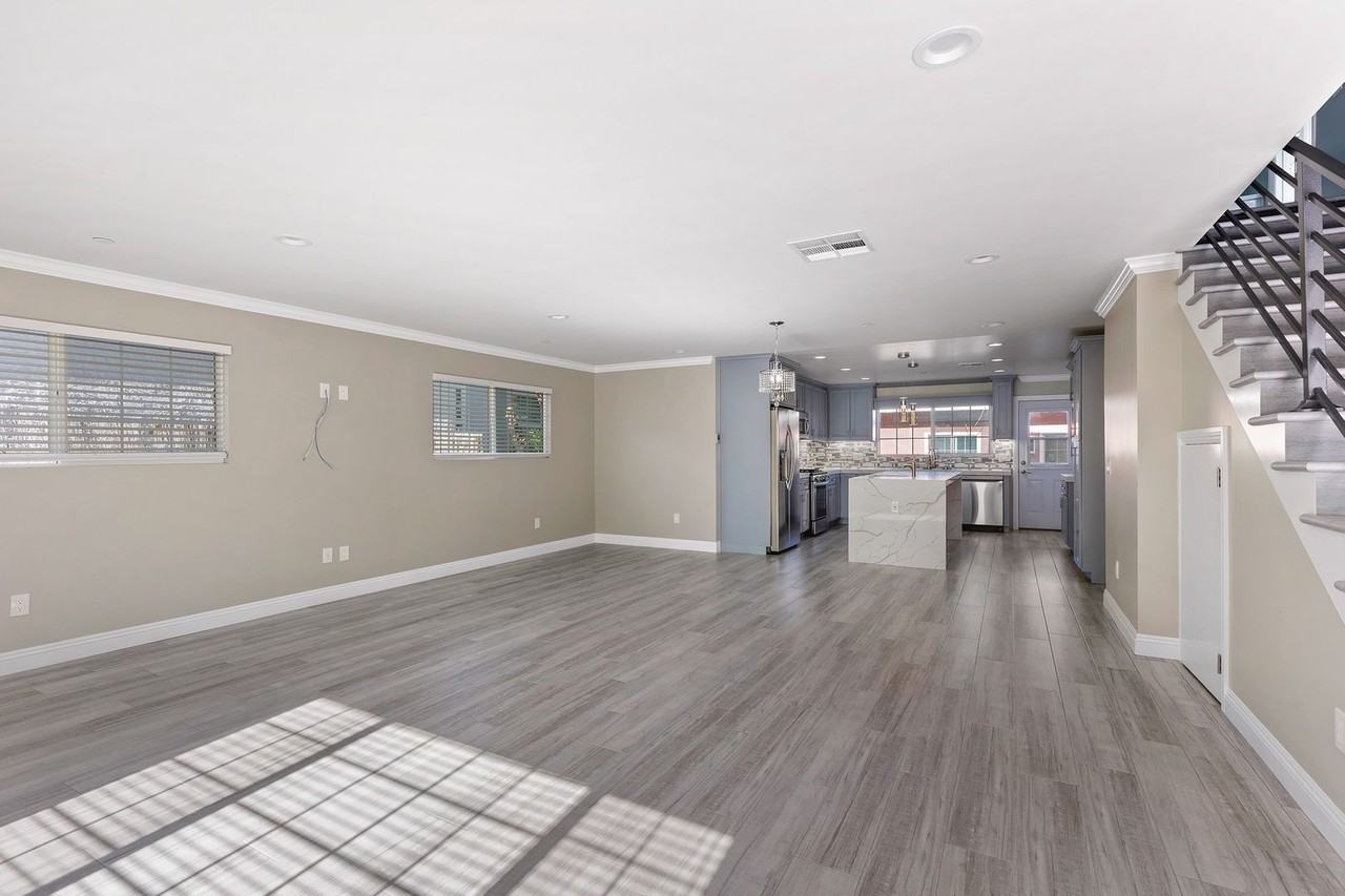 2216 N Frederic St - Photo 4 of 26