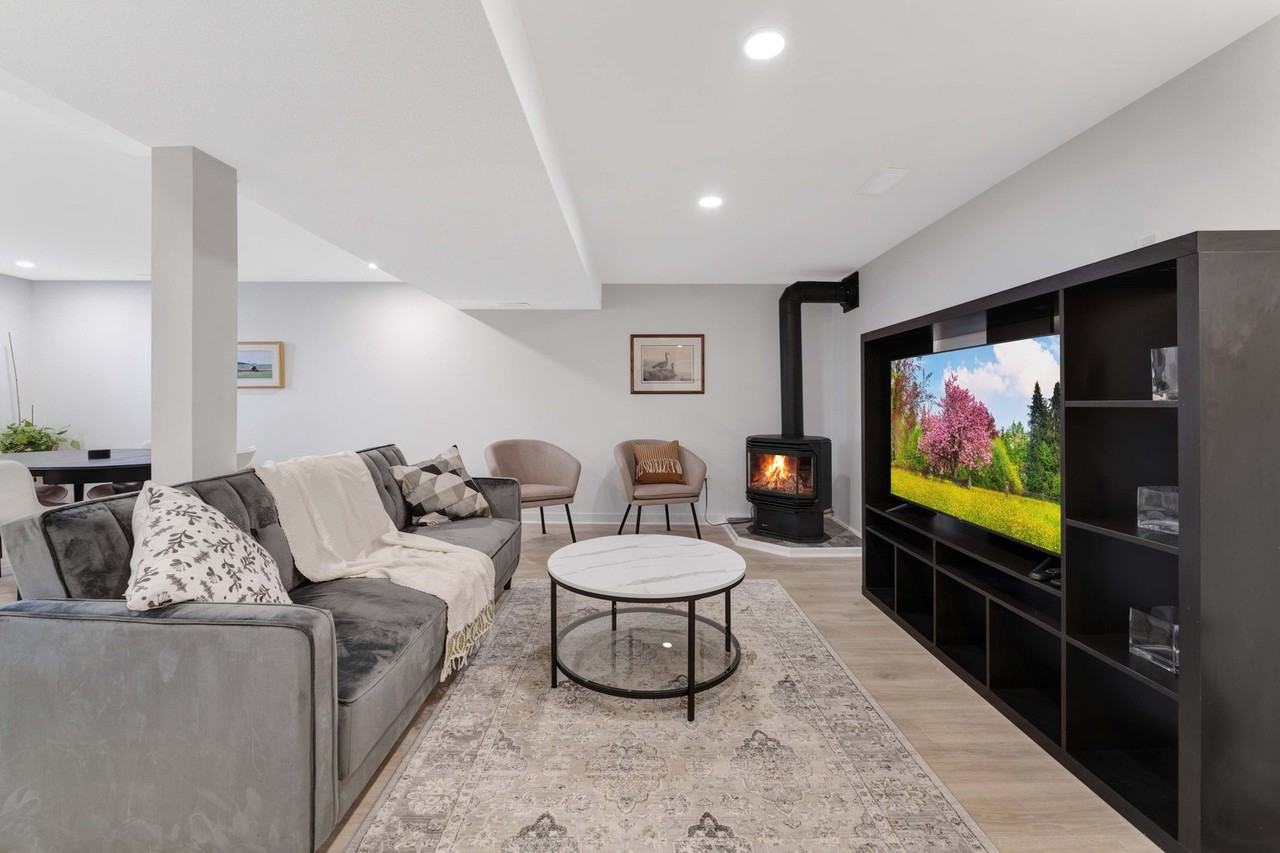 1295 Surrey Ave - Photo 3 of 19