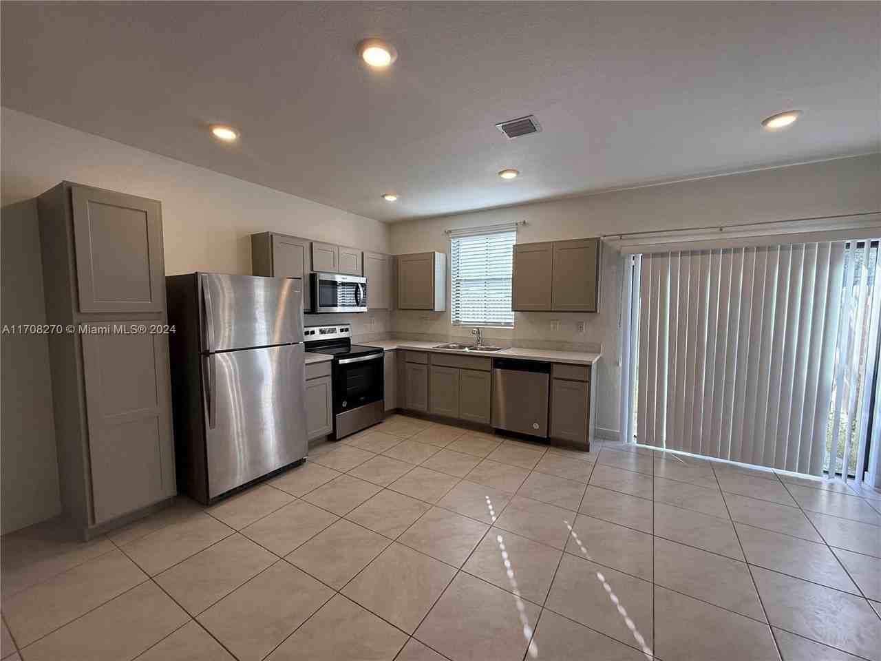 434 Ne 13th St - Photo 4 of 8