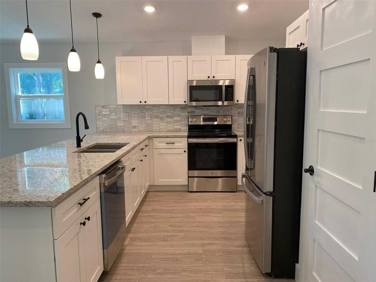 2933 Maiden Lane - Photo 6 of 33