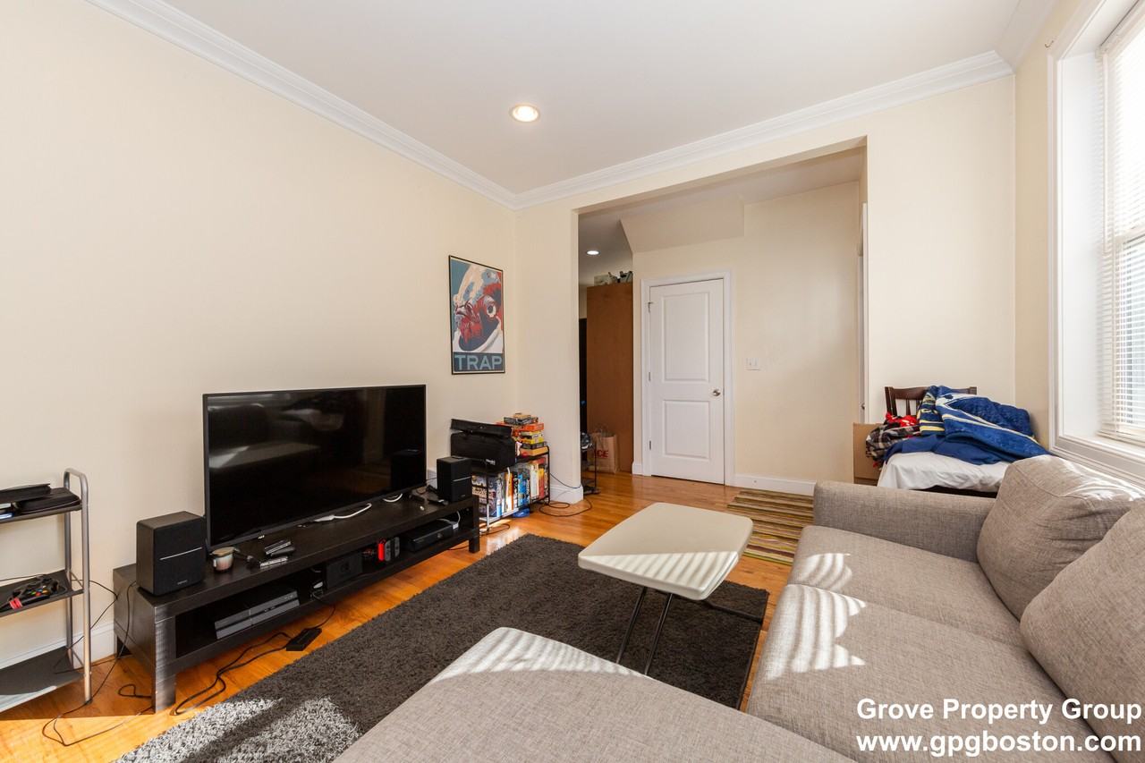 182 Calumet St - Photo 4 of 11