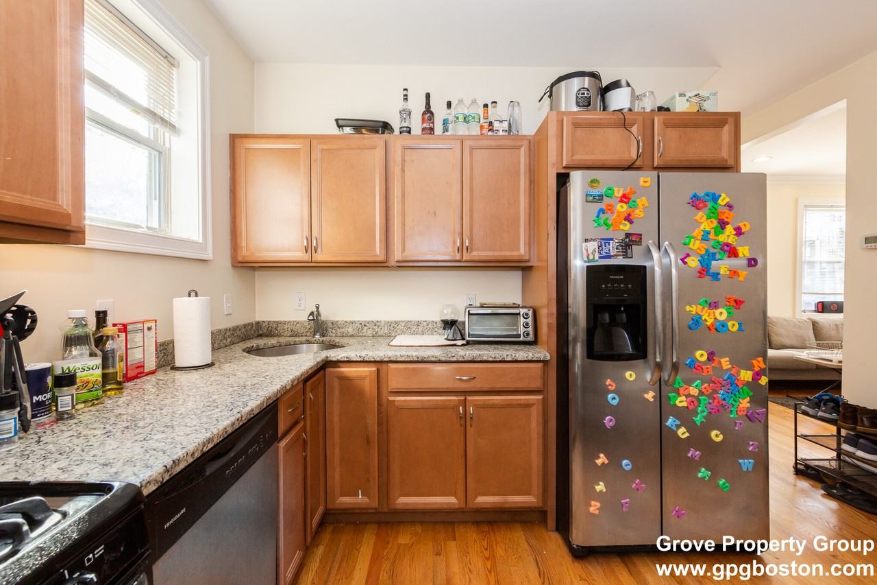 182 Calumet St - Photo 7 of 11