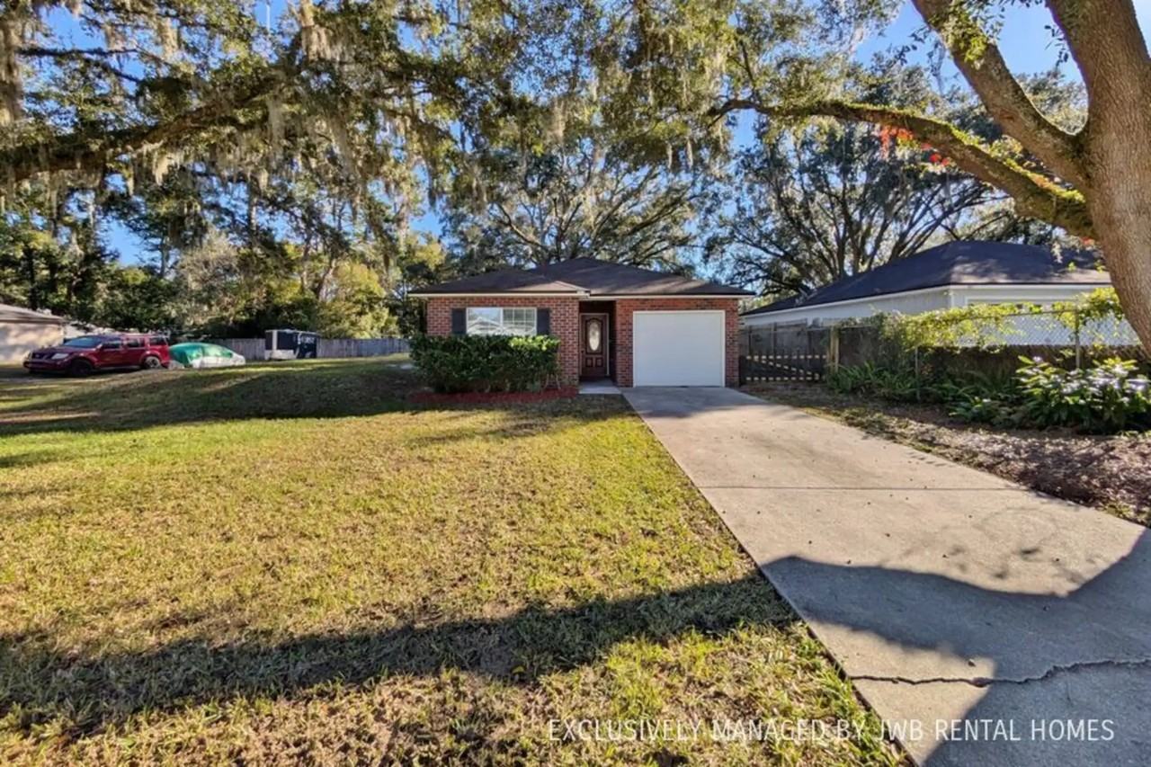 2833 Circle St E - Photo 2 of 16