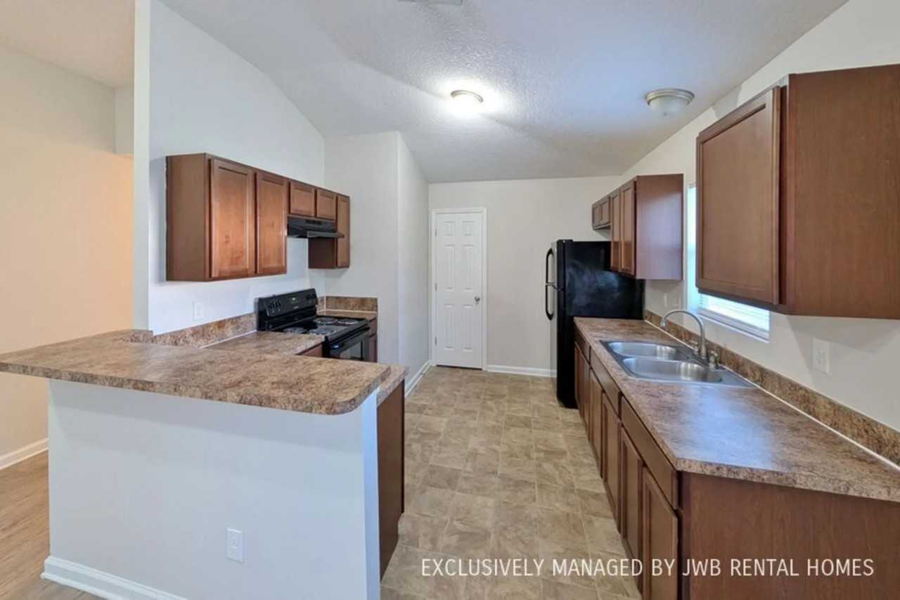 2833 Circle St E - Photo 3 of 16