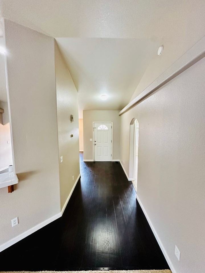 1014 Pepper Ln - Photo 3 of 20