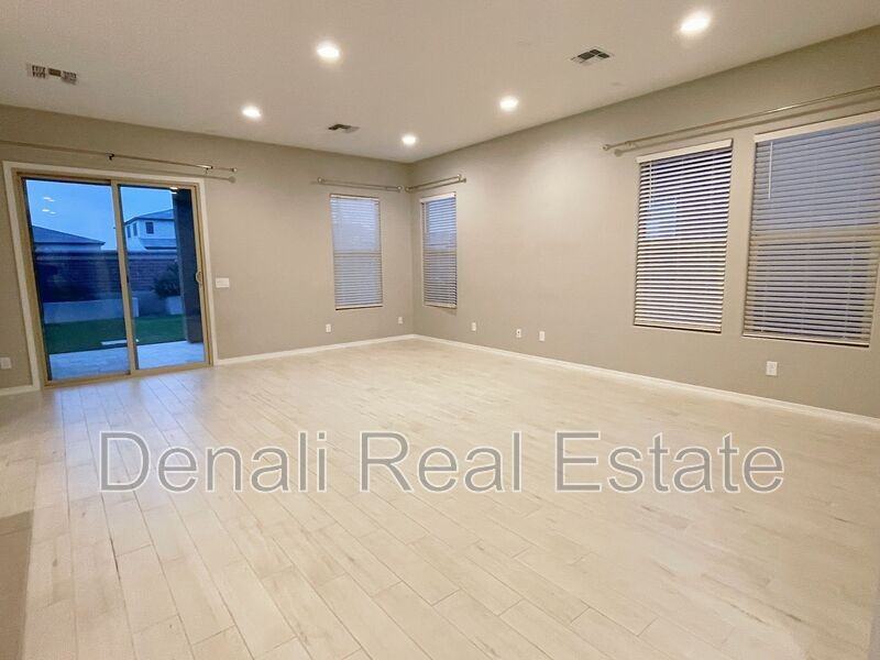 13682 N 144th Ln - Photo 3 of 33