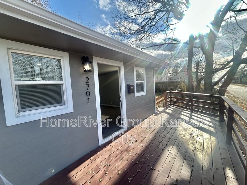 2701 Oakley Ave - Photo 2 of 13