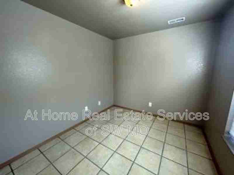 631 W Meadowview Dr #4 - Photo 2 of 10