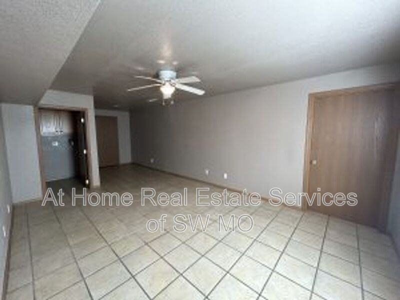 631 W Meadowview Dr #4 - Photo 5 of 10