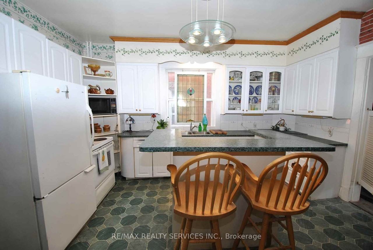 6 Elizabeth Street South - Photo 2 of 15