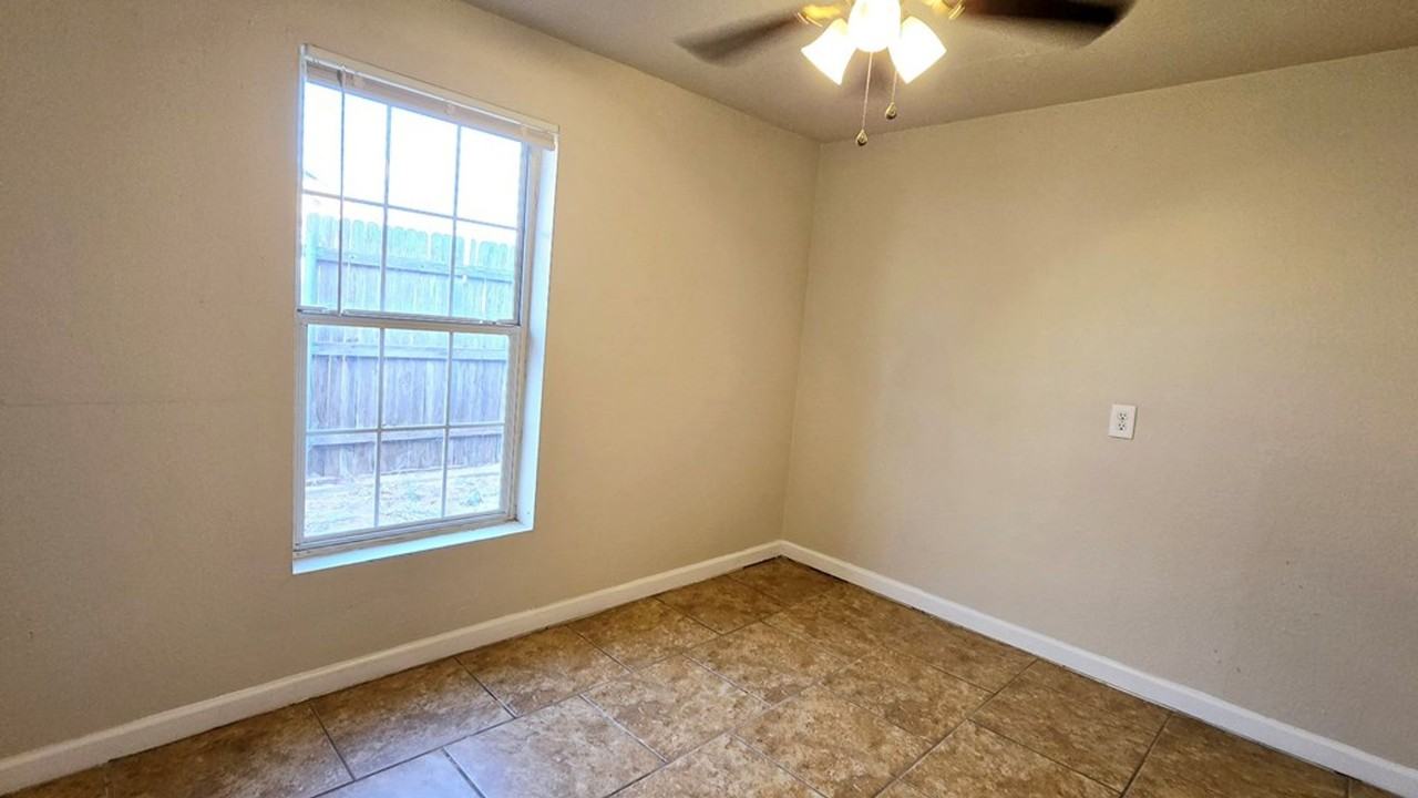 2113 W 3rd St - Photo 3 of 12